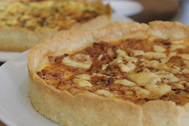 Lorsque vous savourez une quiche lorraine, un vin blanc vif et léger comme un Auxerrois ou un Pinot blanc sera le compagnon idéal